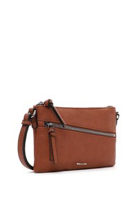 Bolso bandolera de cuero marrón con bolsillo frontal diagonal con cremallera, correa ajustable y pequeño logotipo metálico en el frente.