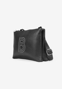 Bolso de hombro de cuero negro con una superficie texturizada, que presenta un logo de "B" decorativo con tachuelas plateadas y una correa ajustable.