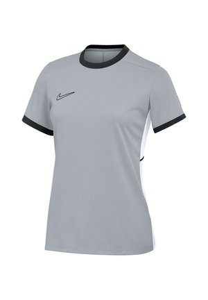 T-shirt de sport gris clair à manches courtes avec bordures noires au col et aux poignets, avec un logo Nike Swoosh noir sur la poitrine gauche.