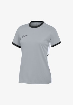T-shirt de sport gris clair à manches courtes avec bordures noires au col et aux poignets, avec un logo Nike Swoosh noir sur la poitrine gauche.