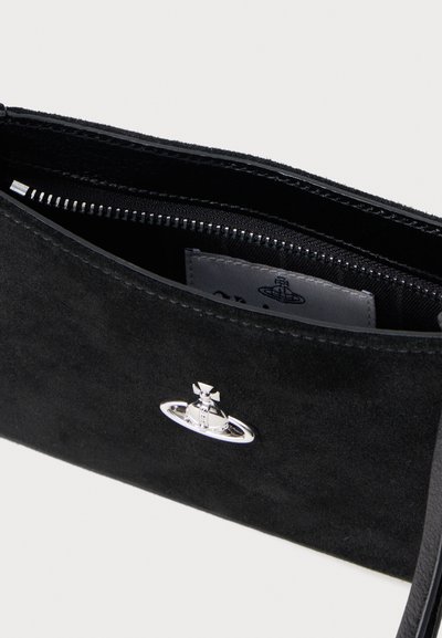 Svart mocka handväska med en slät yta, silverfärgade detaljer, dragkedjestängning och ett innerfoder med en logetikett. Flera synliga fack.