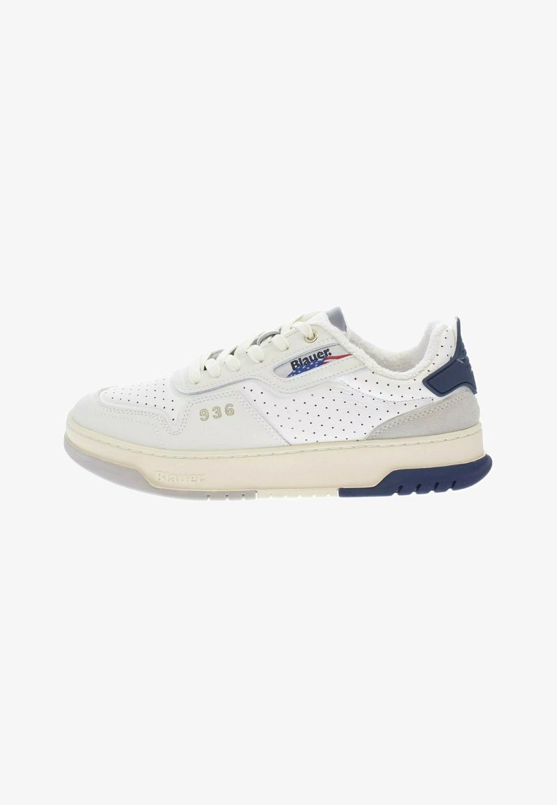 Sneaker bianco con tomaia in pelle perforata, dettagli blu navy, suola in gomma e tallone testurizzato. Presenta il logo sul lato e un design con lacci.
