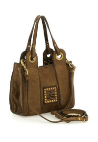 Borsa in suede marrone con manici doppi, tracolla staccabile, accessori in metallo e un'etichetta frontale decorata con borchie e testo.