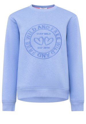 Hellblaues Sweatshirt mit Rundhalsausschnitt und langen Ärmeln. Mit einem geprägten, kreisförmigen Logo mit Herzen sowie dem Text "STAY WILD" und "EST 2014."
