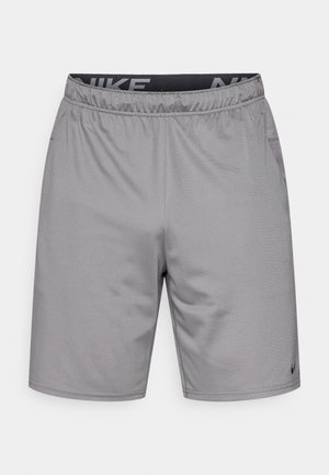 Harmaat urheilushortsit, jotka on valmistettu kosteutta siirtävästä kankaasta. Niissä on joustava vyötärönauha, jossa on Nike-logo, ja sileä pinta.