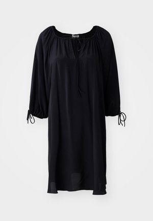 Robe noire, longueur genoux, avec un décolleté en U, un système de fermeture à cordon, et des manches bouffantes avec des détails à nouer aux poignets. Texture de tissu lisse.