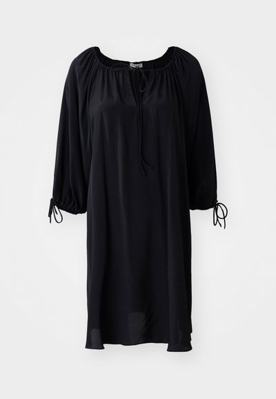 Vestido preto até ao joelho com decote arredondado, fecho com cordão e mangas bufantes com detalhes em atar nos punhos. Textura do tecido suave.