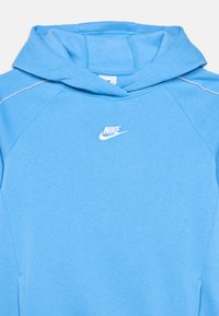 Μπλε φούτερ με κουκούλα από απαλό ύφασμα, με μπροστινή τσέπη, ρυθμιζόμενη κουκούλα με κορδόνι και μικρό λευκό λογότυπο Nike στο στήθος.