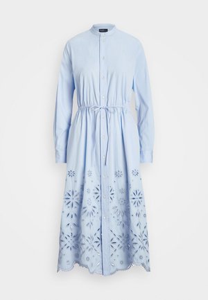 Robe longue à manches longues bleu clair avec un devant à boutons, une taille cintrée et des motifs floraux brodés à l'ourlet. Matière en coton doux.