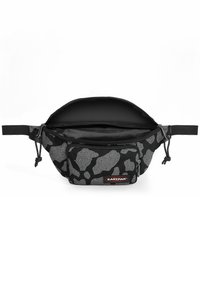 Svart midjeväska med ett prickigt grått mönster, framficka med dragkedja och justerbara remmar. Tyget är slitstarkt med en strukturerad yta.