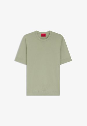 Hellgrüner kurzärmeliger Strickpullover mit geripptem Kragen, Bündchen und Saum, der ein rotes Label mit dem Schriftzug "HUGO" im Krageninneren trägt.