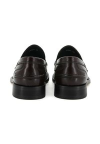 Mocassini in pelle marrone con punta rotonda, dettagli cuciti e superficie liscia. Presentano un tacco nero basso e un design slip-on.