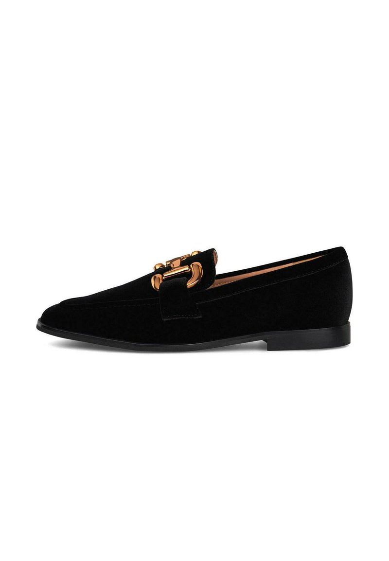 Mocasín de ante negro con tacón bajo y detalle de cadena dorada en la parte frontal, mostrado en perfil lateral sobre fondo blanco.