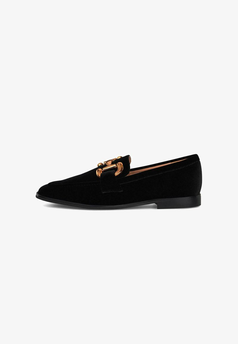 Mocasín de ante negro con tacón bajo y detalle de cadena dorada en la parte frontal, mostrado en perfil lateral sobre fondo blanco.