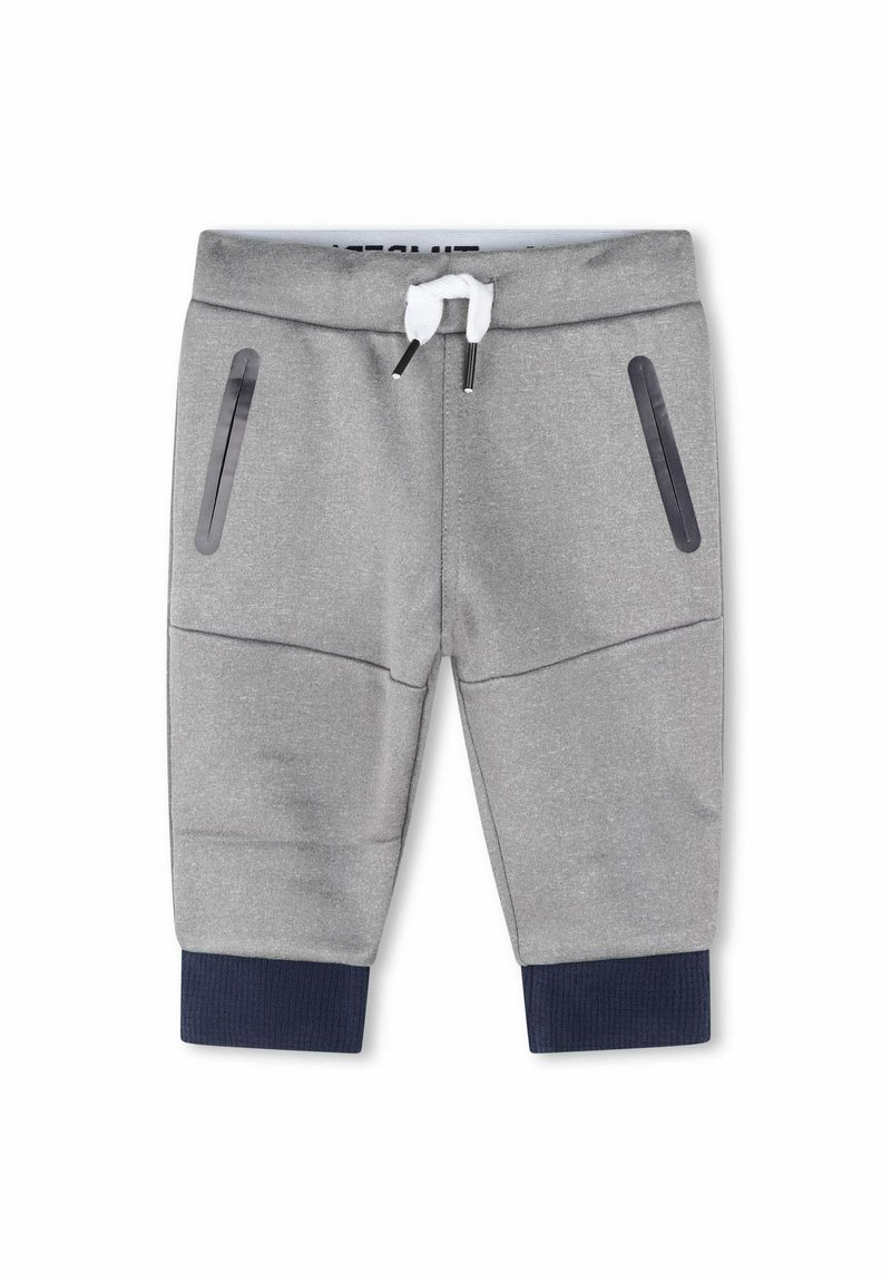 Pantalon de survêtement gris avec taille élastique et corde de serrage blanche. Comprend deux poches latérales avec des accents noirs et des poignets côtelés bleu marine.