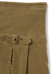 Tejido de pana marrón con costillas verticales, con un cinturón con hebilla de latón y un detalle de abertura en la parte frontal. Diseño texturizado y duradero.