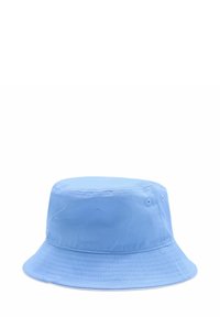 Jasnoniebieski kapelusz typu bucket wykonany z gładkiego materiału, z okrągłym wierzchem i szerokim, nachylonym w dół rondem z detalami przeszyć.