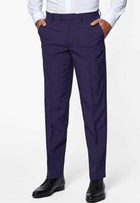 Pantalones azul marino con un corte ajustado, frente plano, hebillas para cinturón y bolsillos laterales, fabricados en una tela suave y ligera.