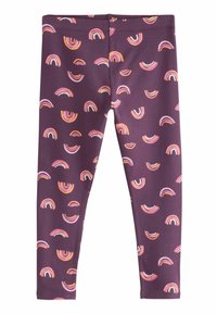 Legginsit, jotka on valmistettu joustavasta kankaasta tumman violetissa värissä, jossa on toistuva kuvio monivärisistä sateenkaarista vaaleanpunaisena, oranssina ja valkoisena.