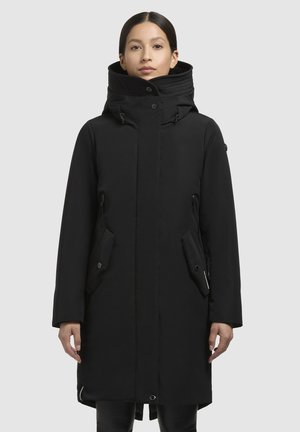 Zwarte parka met een hoge kraag, voorzien van rits- en drukknoopsluitingen, zijzakken en een rechte snit. Gladde textuur, waterafstotende stof.
