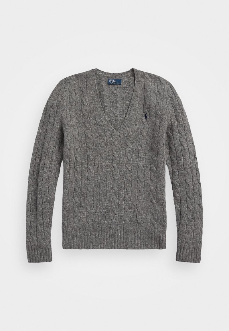 Pull gris en maille torsadée avec col en V, manches longues et un petit logo brodé sur la poitrine gauche.