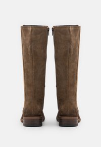 Botas altas hasta la rodilla de ante marrón con un acabado suave, que presentan una cremallera lateral y un tacón de madera robusto. El diseño es sencillo y elegante.