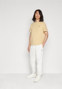Lacoste Pamata T-krekls - croissant