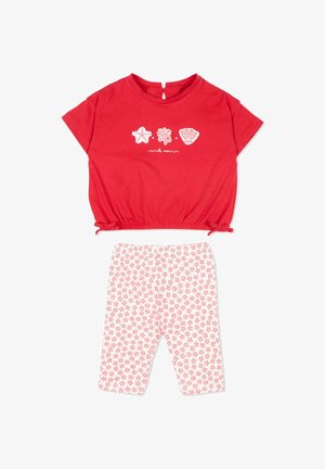 Haut court à manches courtes rouge avec des imprimés sur le thème de la mer et des leggings blancs ornés de petits étoiles de mer roses.