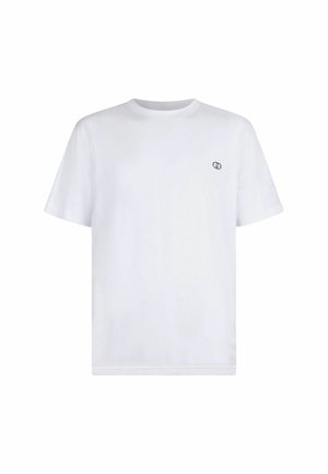 Camiseta de algodón blanca con mangas cortas, cuello redondo y un pequeño logo negro en el lado izquierdo del pecho. Textura suave, corte relajado.