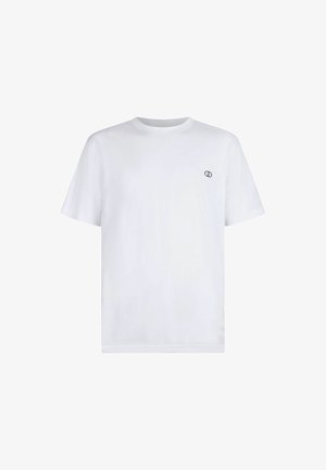 T-shirt bianco in cotone con maniche corte, scollatura rotonda e un piccolo logo nero sul lato sinistro del petto. Tessuto liscio, vestibilità comoda.