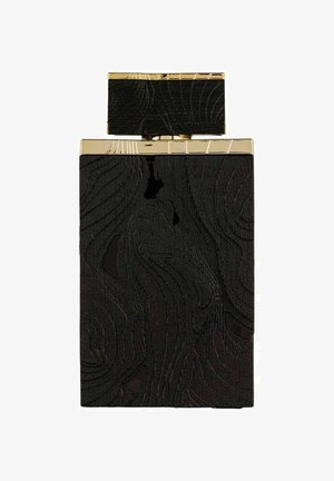 Musta suorakulmainen hajuvesipullo, jossa on teksturoitu pinta, kultaiset yksityiskohdat ja neliönmuotoinen korkki. Sisältää kieppuvia kuvioita ja kiiltävän pinnan.