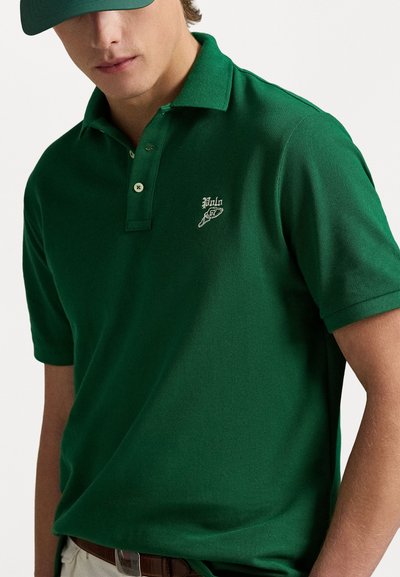 Polo verde dintr-un material texturat, cu un guler cu trei nasturi și un mic logo brodat pe pieptul stâng.