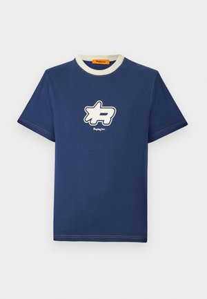 T-shirt en coton bleu marine avec un col crème contrastant, portant un grand logo graphique blanc sur la poitrine et le nom de la marque en dessous.