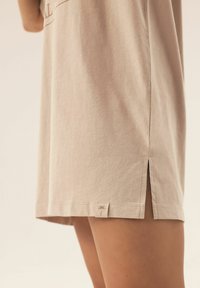 Henderson NULES beżowy