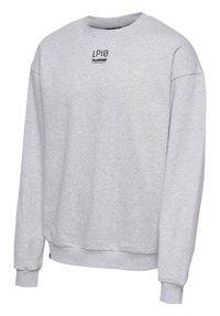 Sweat-shirt gris clair à col rond avec manches longues, poignets côtelés, et logo noir "LPIØ hummel SPORTSWEAR" sur la poitrine.