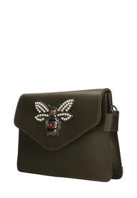 Borsa a tracolla in pelle marrone con una patta triangolare, caratterizzata da un abbellimento decorativo a forma di ape con accenti di perle e gemme rosse. Inclusa una maniglia sottile.
