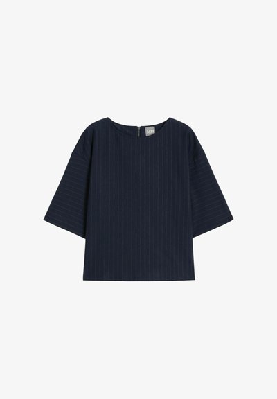 Blusa blu navy a maniche corte con righe verticali, collo tondo e chiusura con zip sul retro, realizzata in un tessuto liscio.