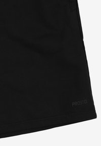 Czarne szorty wykonane z miękkiego materiału, o prostym kroju, z prostym cięciem i subtelnym logo "PROSTO." blisko dolnej krawędzi.