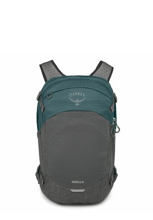 Sac à dos en tissu teal et gris avec une surface texturée, logo Osprey, poche zippée et bretelles réglables. Design lisse et durable.