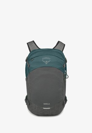 Zaino in tessuto blu verde e grigio con superficie texturizzata, logo Osprey, tasca con zip e spallacci regolabili. Design liscio e durevole.