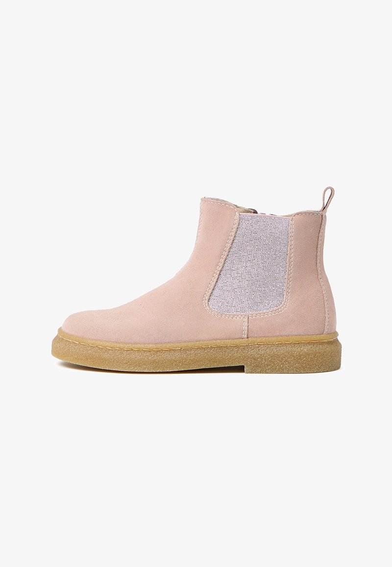 Stivaletto in suede rosa con pannello elastico laterale, dettagli testurizzati e suola in gomma. Presenta una piccola linguetta sul retro.