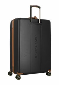 Valigia rigida nera con dettagli marroni, superficie strutturata, logo in rilievo e quattro ruote per la mobilità. Include manico telescopico.