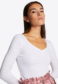 Rich & Royal MIT GESMOKTEM V-NECK - Langarmshirt - white