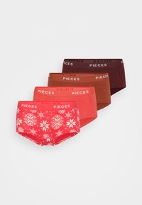Cztery pary damskiej bielizny w różnych kolorach: jedna czerwona z białym wzorem płatków śniegu, oraz jednolite czerwone, brązowe i ciemnoczerwone. Logo "PIECES" na gumkach w pasie.