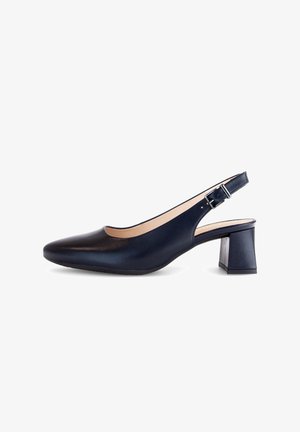 Damski czarny skórzany but typu slingback z wydłużonym noskiem, regulowanym paskiem z klamrą i średniej wysokości słupkiem.