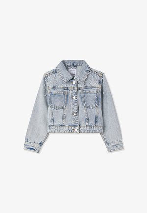 Jasnoniebieska kurtka dżinsowa o kroju cropped, z perełkowymi zdobieniami na ramionach, dwoma przednimi kieszeniami oraz zapięciem na guziki.