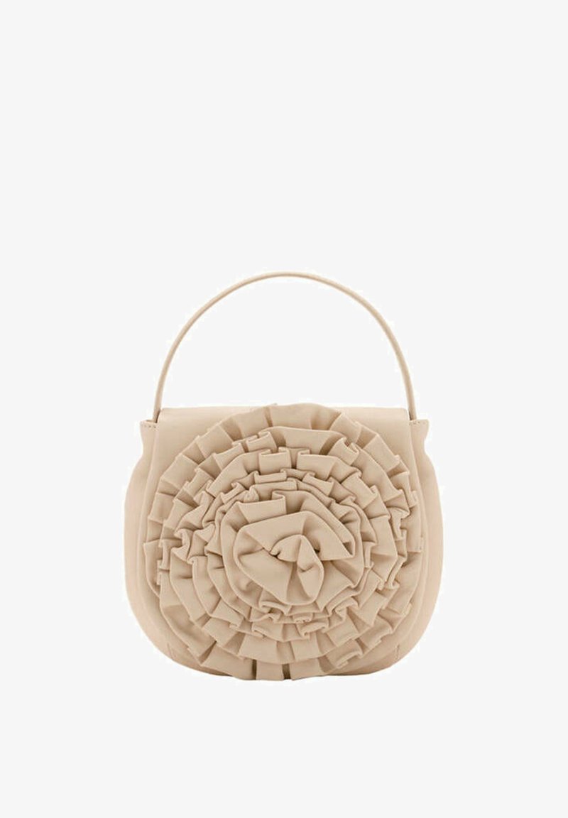 Sac à main beige avec une poignée unique et des volants en tissu superposés formant un motif floral sur le devant.