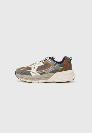 Sneaker z mieszanką szarych, brązowych i kremowych materiałów; sportowy design z teksturowanymi akcentami, grubą podeszwą i kontrastującymi sznurówkami.