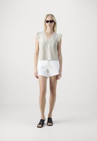 Selected Femme SLFCHIARA - T-shirt con stampa - snow white