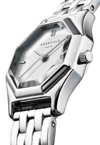 Srebrni osmerokutni sat s teksturiranim brojčanikom, minimalnim oznakama sati i poliranim metalnim remenom s sigurnom kopčom.